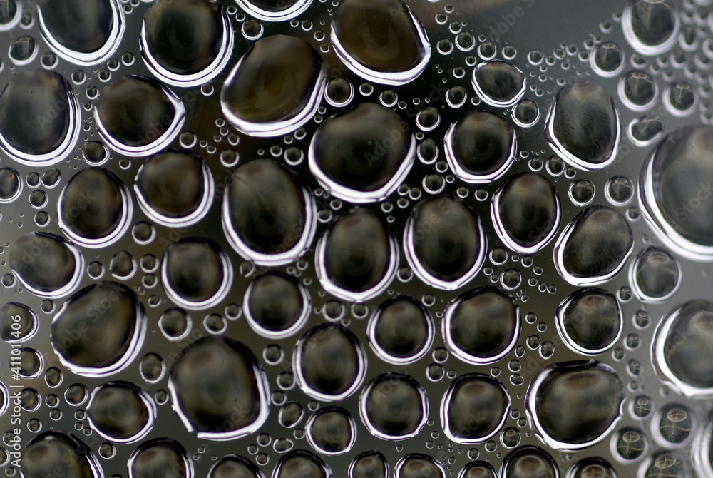 Wassertropfen auf rundem Glas Wassertropfen auf rundem Glas