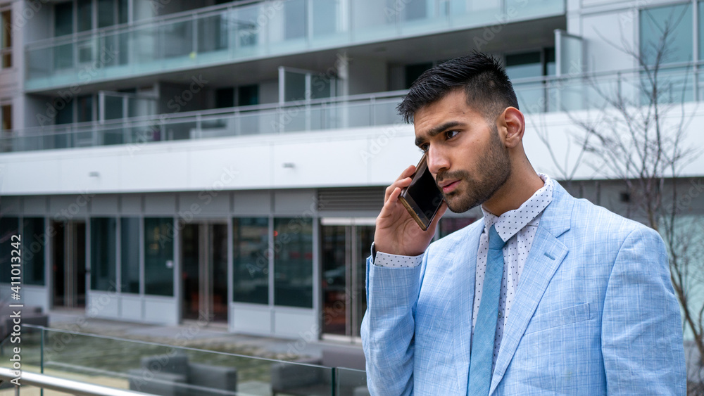 シリアスな表情で電話をするスーツを着たビジネスマン