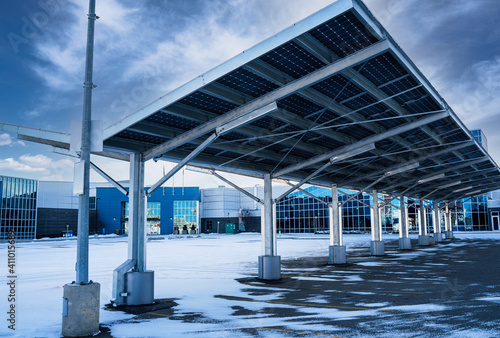 Φωτογραφία A solar carport for producing renewable energy and electric vehicle charging for a green alternative in Airdrie Alberta Canada