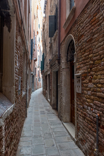 Fototapeta Naklejka Na Ścianę i Meble -  discovery of the city of Venice and its small canals and romantic alleys