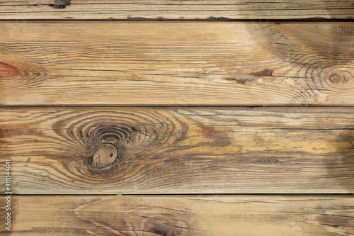 Foto Old wooden boards with cracks and a visible structure as well as gulp and knots