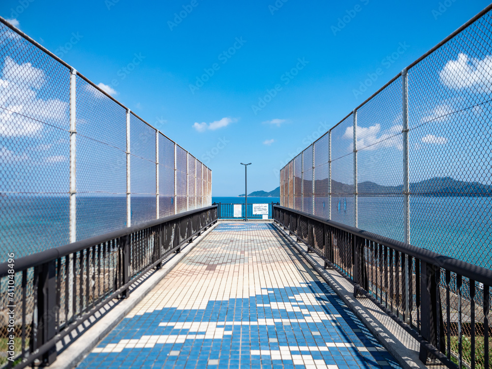海が見える歩道橋
