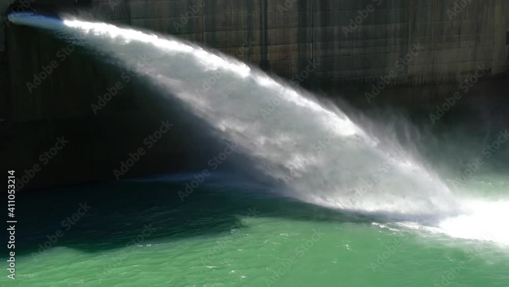 ダムの放水
ダムの放水