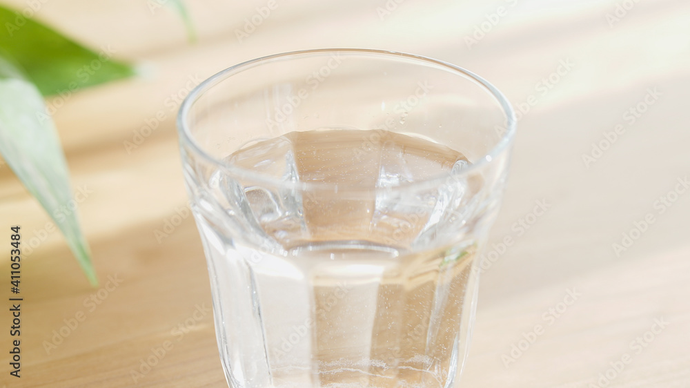 コップに入った水 コップに入った水