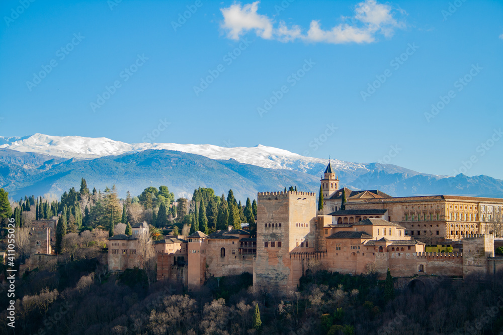 La Alhambra en Invierno con las montañas de Sierra Nevada de fondo / The Alhambra in winter with Sierra Nevada in the back