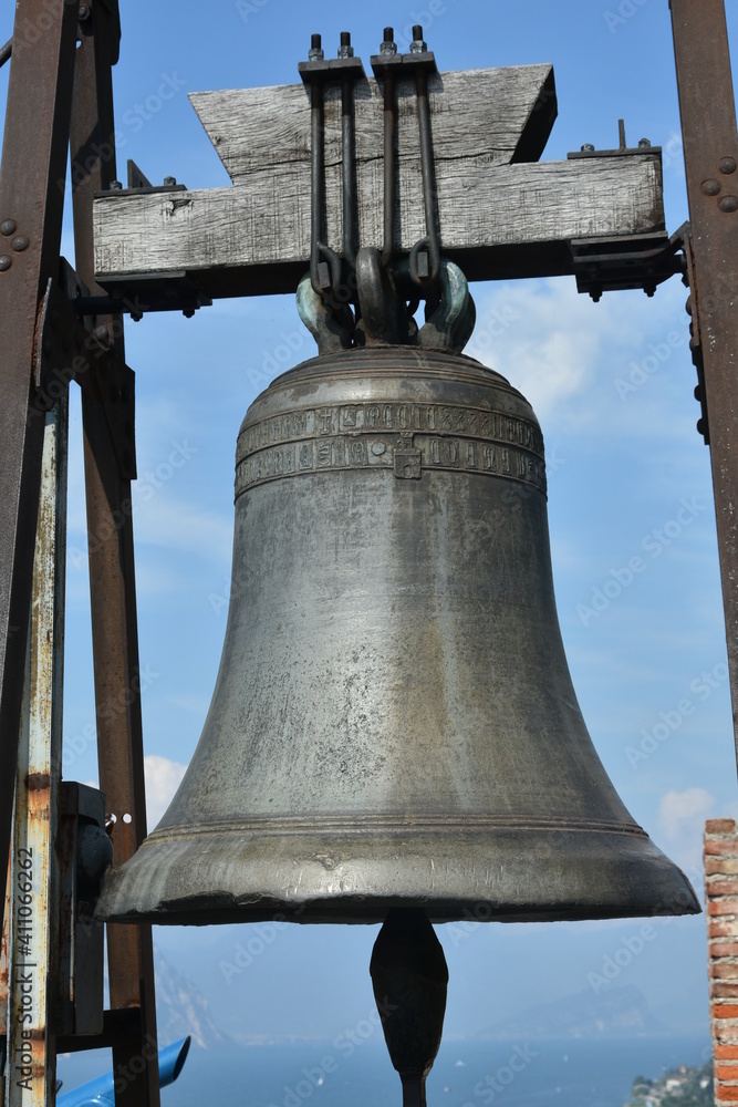 Stary dzwon na zamku włoskiego miasteczka