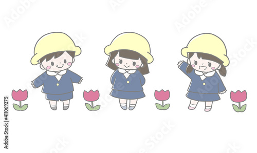 かわいい幼稚園児と並んだチューリップの春の手描き風イラスト