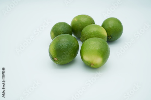 Limones, verde, fondo blanco, frutas, lime, limes, green, fruits, nature, sour, acido, round, redondo