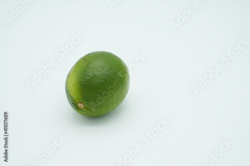 Limones, verde, fondo blanco, frutas, lime, limes, green, fruits, nature, sour, acido, round, redondo