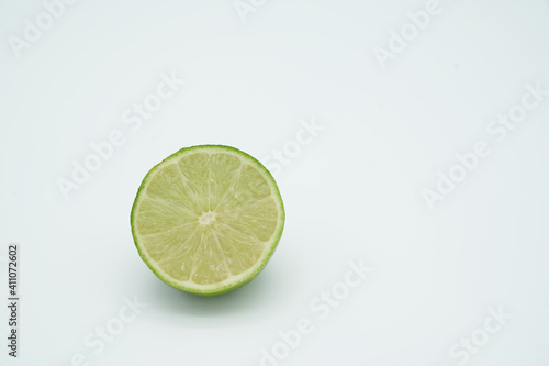 Limones, verde, fondo blanco, frutas, lime, limes, green, fruits, nature, sour, acido, round, redondo