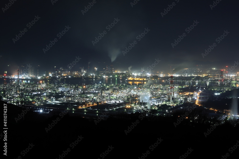 日本の岡山県倉敷市の水島コンビナートの美しい工場夜景