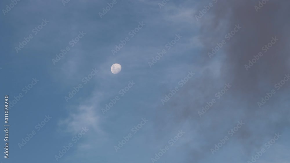 Time lapse: Observing the movement of the crescent moon Time lapse: Observing the movement of the crescent moon
