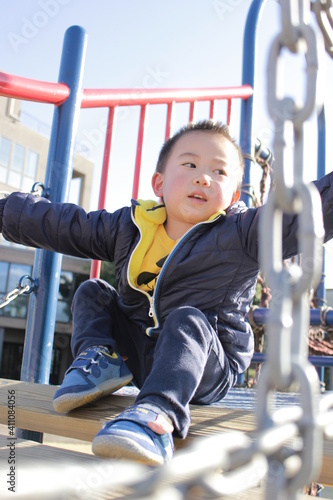 公園で遊ぶ日本の男の子