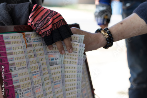 Foto A man in Thailand buys the lottery.