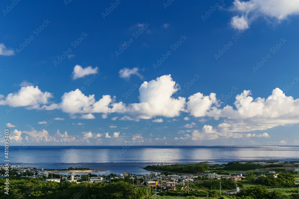 沖縄の海と青空と夏の雲