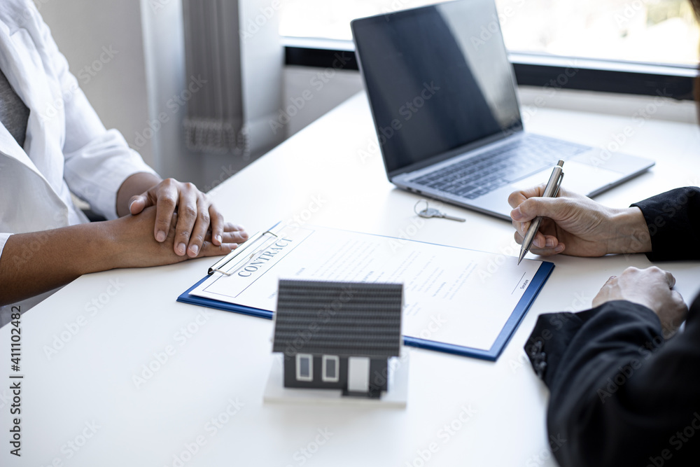 The home salesman and buyer is signing a purchase agreement after discussing the details, a contract to protect both parties' interests if the trade is not as agreed, Real estate trading ideas. The home salesman and buyer is signing a purchase agreement after discussing the details, a contract to protect both parties' interests if the trade is not as agreed, Real estate trading ideas.