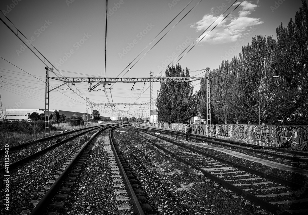 Ferrocarril y railes vacíos en un día.