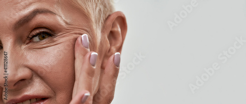 Foto Cute wrinkles around eyes on middle aged woman