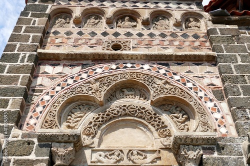 Frise et Tympan sculptés au-dessus de l’entrée de La chapelle Saint-Michel en haut du rocher d’Aiguilhe près du Puy-en-Velay