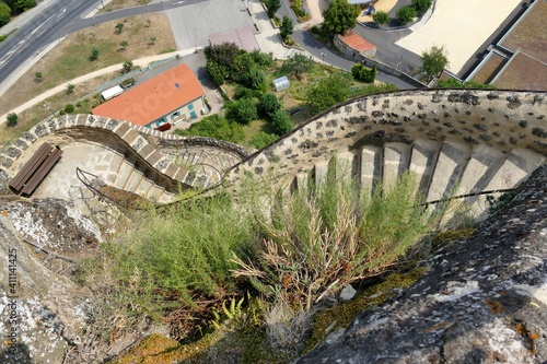 Vue plongeante sur les escaliers menant à la chapelle Saint-Michel en haut du rocher d’Aiguilhe près du Puy-en-Velay photo