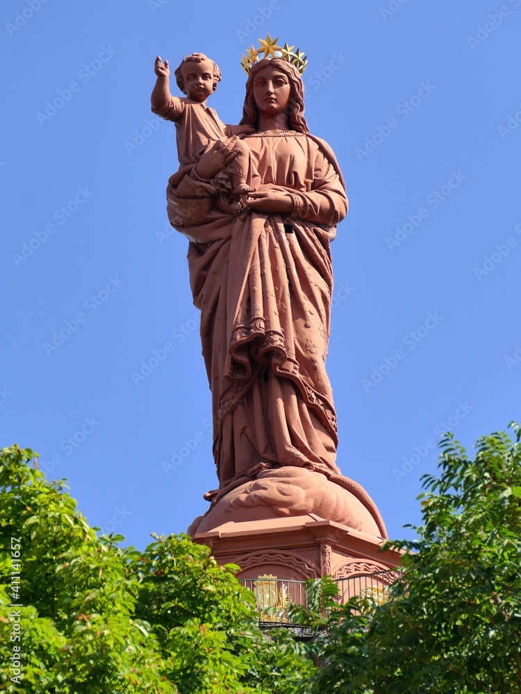 La statue de Notre-Dame-de-France dominant la ville du Puy-en-Velay