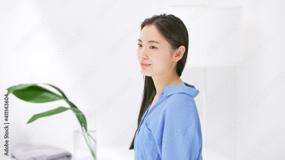 女性・深呼吸・のび 女性・深呼吸・のび