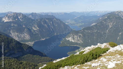 Blick vom Aussichtspunkt 5fingers in der Welterberegion Dachstein über den Hallstätter See und ins Salzkammergut, Österreich