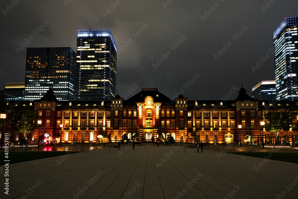東京駅前広場から見る