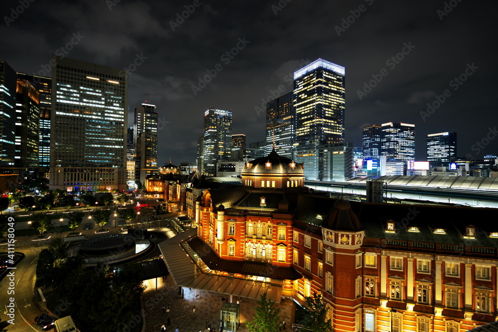 戦前の姿で輝く東京駅