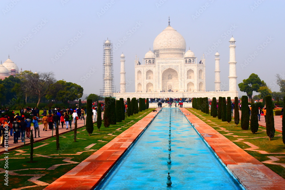 Fototapeta premium india, taj mahal, agra, taj, mahal, architecture, mausoleum, asia, building, tomb, marble, monument, travel, palace, dome, mosque, tourism, religion, temple, minaret, white, love, landmark, beautiful,
