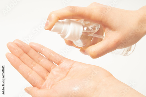 スプレーを吹きかける