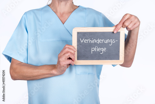 Pflegekraft in einem Altenheim oder einem Pflegedienst mit einer Tafel Verhinderungspflege photo