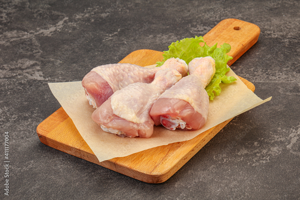 Raw chicken drumsticks for cooking