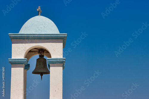 Fotografia Low Angle View Of Bell Tower Against Blue Sky And Building