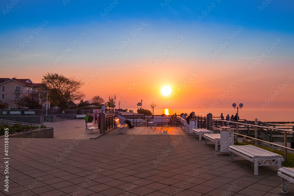 Obraz premium Sonnenuntergang am Meer im Ostseebad Kühlungsborn an der Ostsee, Mecklenburg-Vorpommern, Deutschland