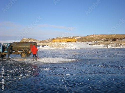 Fototapeta Naklejka Na Ścianę i Meble -  truck on the ice of the Gulf of Antarctica