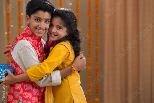 Canvas-taulu brother and sister hugging each other