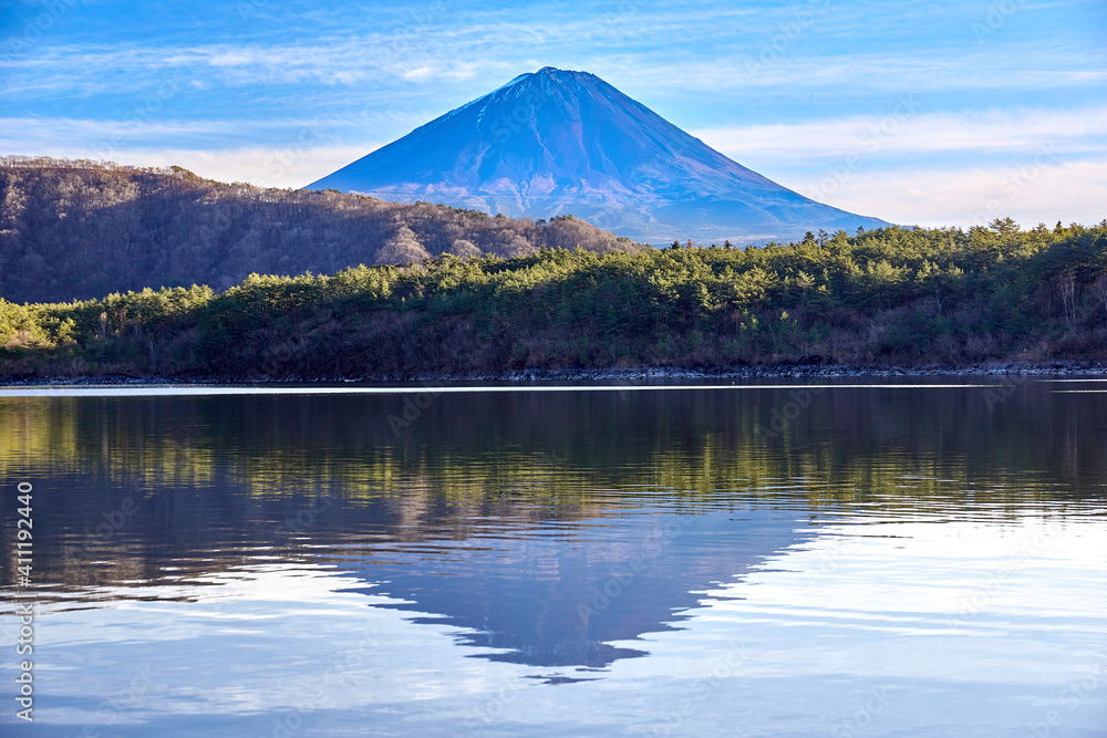 冬の12月にほとんど冠雪していない富士山を、西湖の湖畔から望む 山梨県 富士河口湖町
