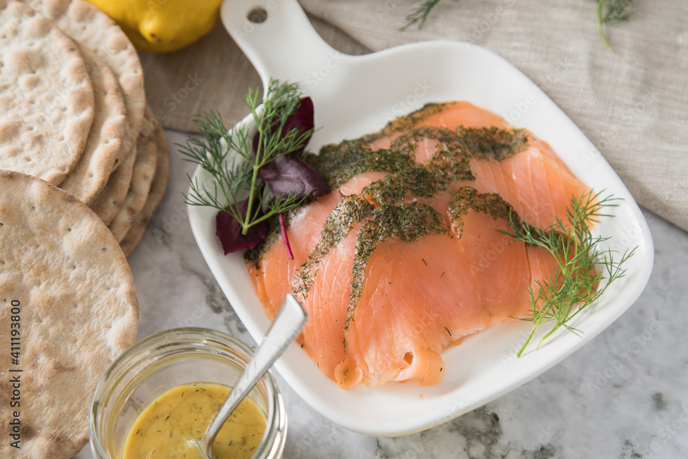 Gravlax Graved Lachs, ein roh gebeizter Fisch mit Dill auf Platte mit ...