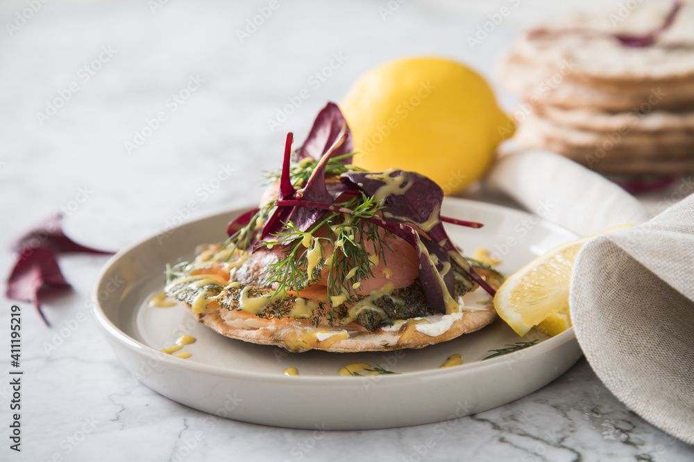 Gravlax Graved Lachs auf Knäckebrot mit Rote Beete Blätter Salat, Dill ...