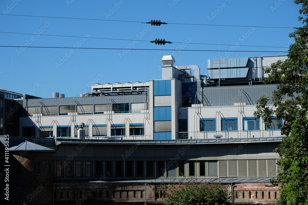 FU 2020-08-05 BaMuEifel 36 Gebäude mit Stromleitungen