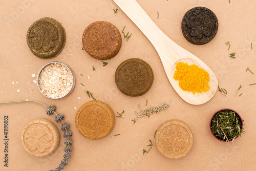 Productos de cosmética natural con jabón y crema con ingredientes como la miel, avena o aceite