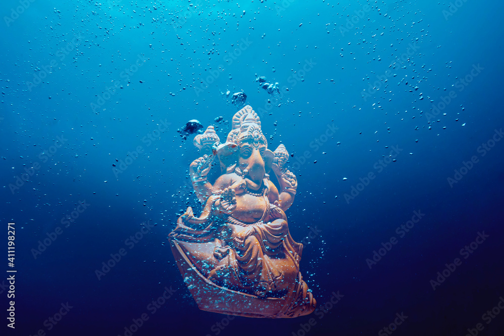 ganesh idol submerged in water	 - obrazy, fototapety, plakaty 