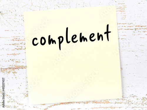 Foto Yellow sheet of paper with word complement. Reminder concept