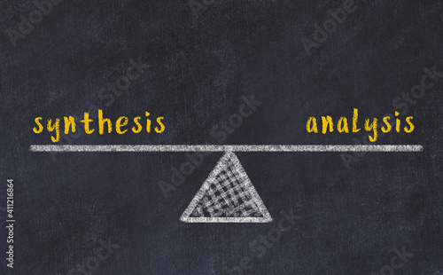 Foto Concept of balance between synthesis and analysis