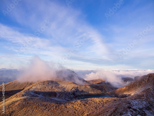 冬の九重連山中岳山頂から眺める朝焼けと稜線