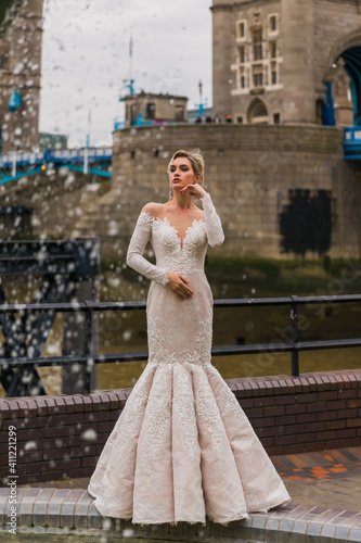 bride in ivory dress, background Tower Bridge, Girl with a Dolphin Fountain © Myroslava