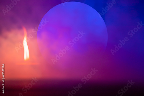 Fototapeta Naklejka Na Ścianę i Meble -  Fondo de luna blanca con llamas de fuego y explosión de humo de niebla aumenta la luz blanca