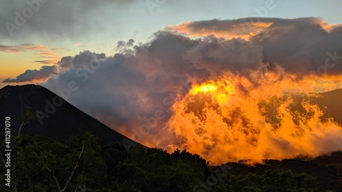 atardecer naranja sobre el volcan de izalco, nubes de fuego, so ardiente