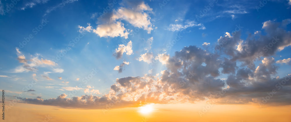 Obraz premium coludy sky at the sunset, dramatic evening sky background